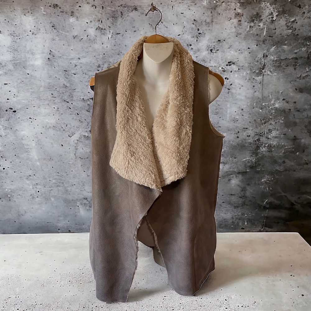 ❄️ 50% off winter BLUE Saks Fifth Avenue tan cream suede sherpa everyday vest S